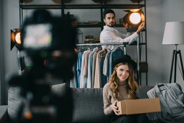 男の部屋で撮影ファッション ビデオブログの固定ライト — ストック写真