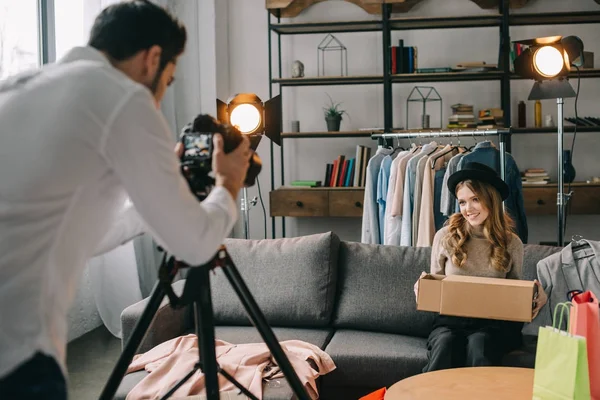 Hombre Disparando Blogger Moda Femenina Con Ropa Nueva Caja — Foto de Stock