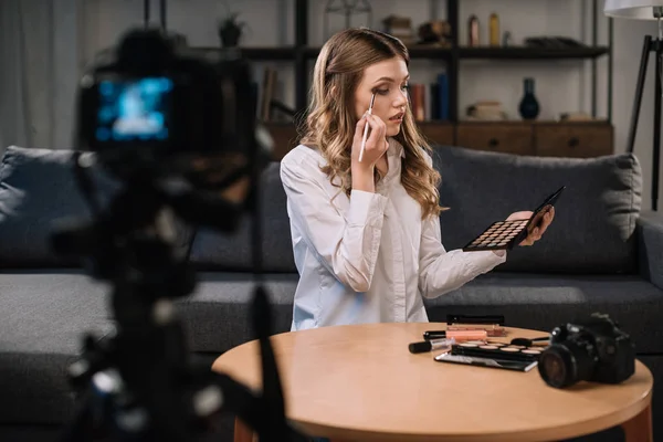 Blogerka Použití Oční Stíny Před Kamerou — Stock fotografie