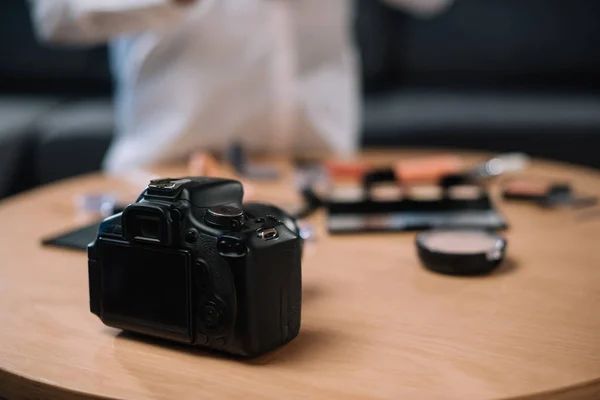 Imagen Recortada Del Blogger Belleza Cerca Mesa Con Cosméticos Cámara — Foto de stock gratuita