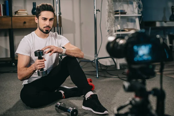 Sport Blogger Recording New Blog Dumbbells — Stock Photo, Image