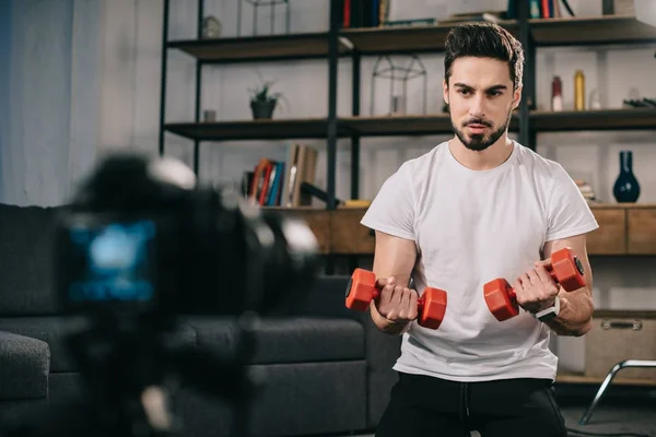 Blogueiro Esporte Mostrando Como Treinar Com Halteres — Fotografia de Stock