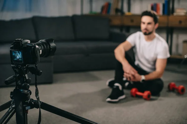 Sport Blogger Sitting Floor Recording New Blog Dumbbells — Stock Photo, Image