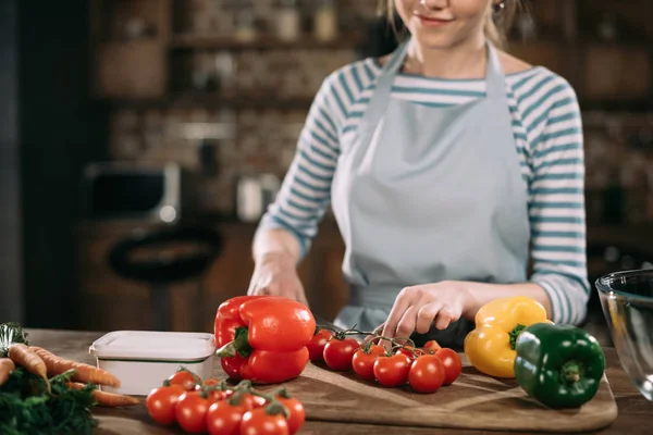 Imagen Recortada Cocinar Corte Tomates Cherry —  Fotos de Stock