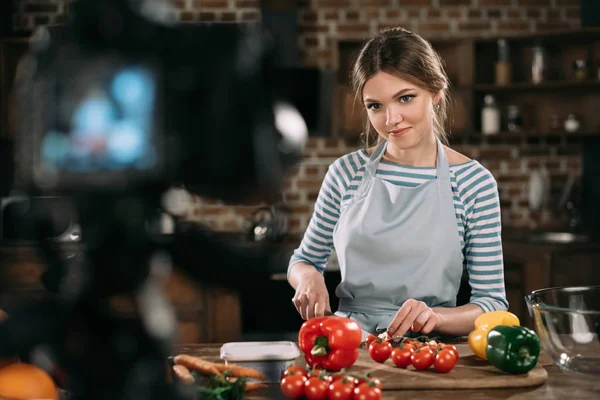 Young Food Blogger Cutting Cherry Tomatoes — Stock Photo, Image