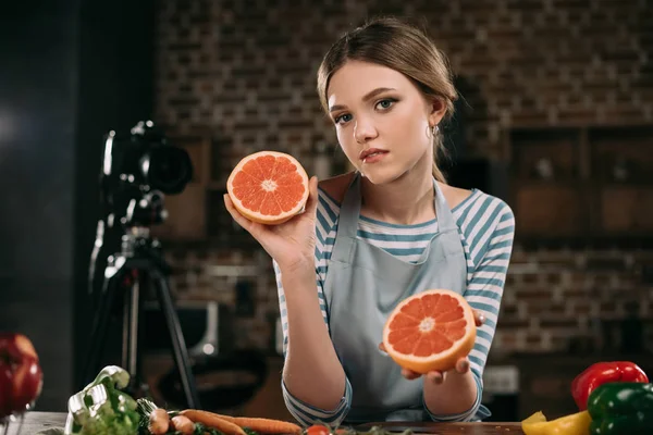 Joven Bloguero Comida Mostrando Mitades Pomelo Cámara —  Fotos de Stock