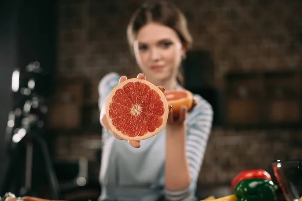 Unga Matbloggare Visar Hälften Grapefrukt Till Kamera — Stockfoto