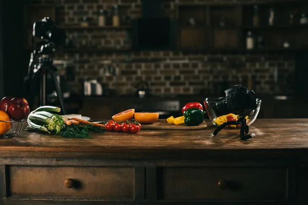 Holztisch Mit Gemüse Obst Und Kameras — Stockfoto