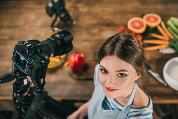 カメラを見て魅力的な食品のブロガーのオーバー ヘッド ビュー — ストック写真