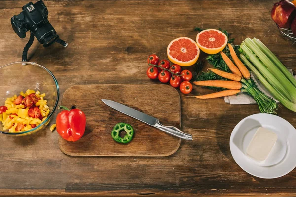 Overhead view of vegetables and fruits on wooden table — Stock Image Overhead View Vegetables Fruits Wooden Table Stock Picture