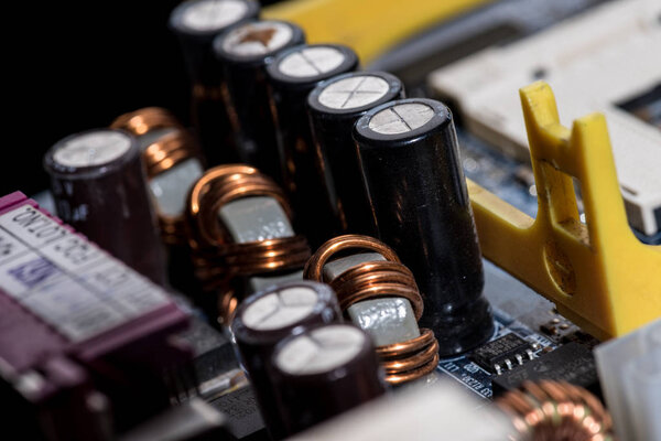 закрытый вид элементов материнской платы компьютера
