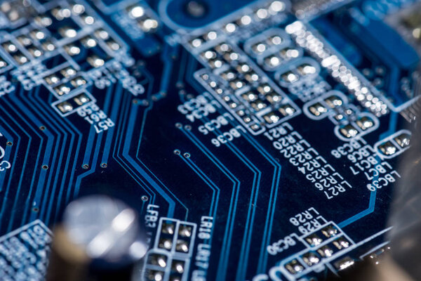 селективное фокусирование различных деталей материнской платы компьютера
