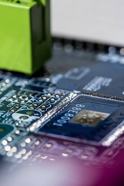 закрытый вид компьютерной материнской платы с чипом
