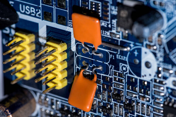 селективное фокусирование различных деталей материнской платы компьютера
