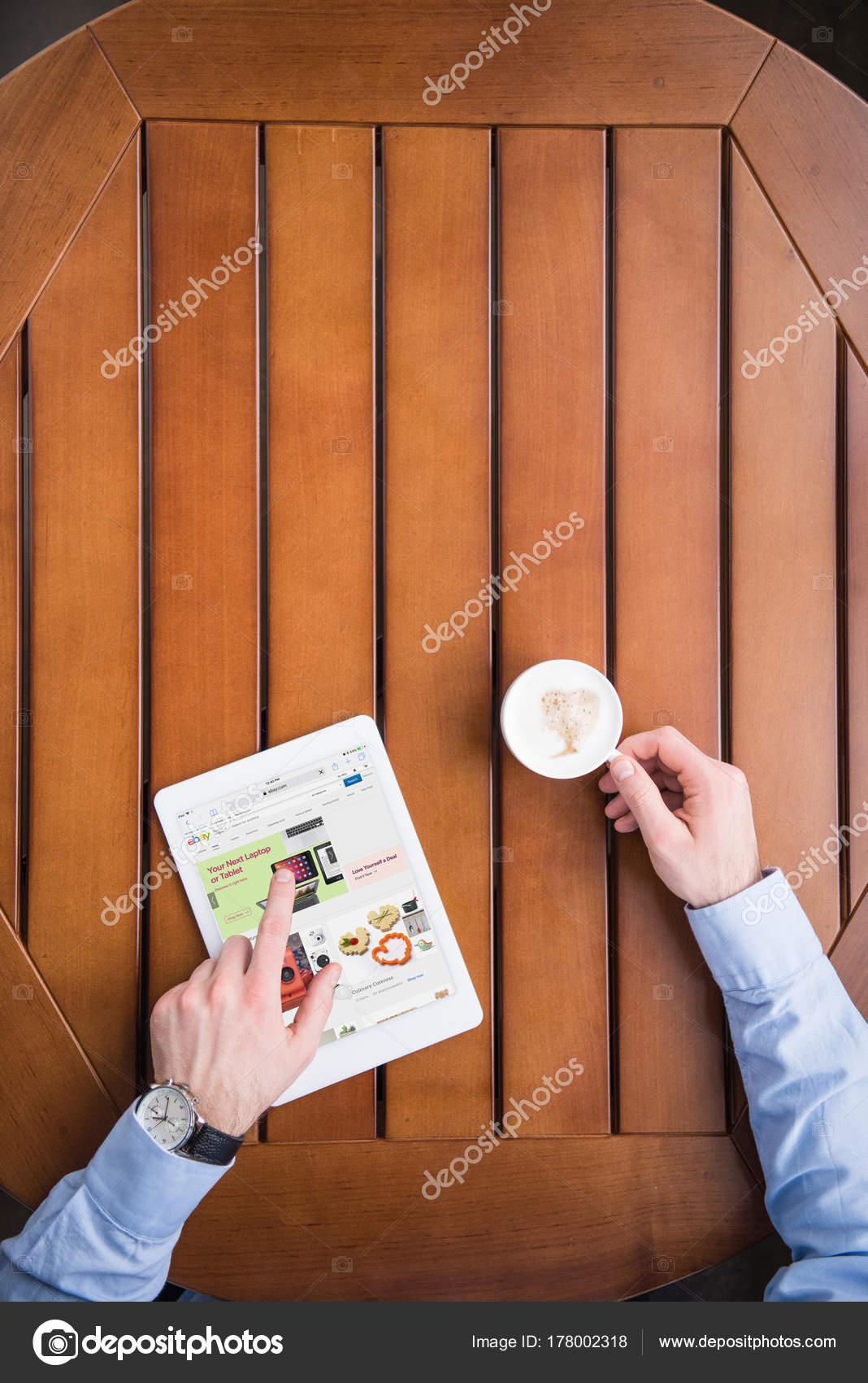 Kahve Tablet Sayfada Yüklenen Ebay Ile Oturan Adam Resim Kırpılmış