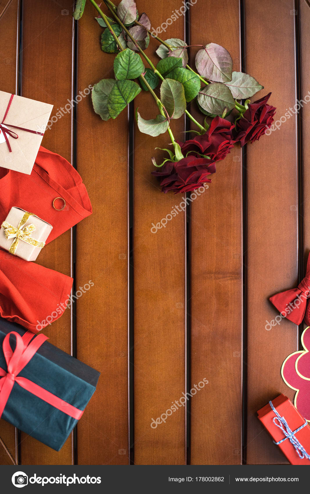 Caja de regalo con arco rojo sobre fondo de madera — Foto de stock
