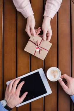 kız erkek arkadaşıyla tablet ve kahve için zarf içinde hediye kartpostal görüntü kırpılmış