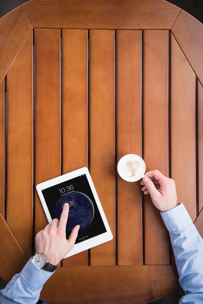 Abgeschnittenes Bild Eines Mannes Der Mit Kaffee Und Ipad Tablet — Stockfoto
