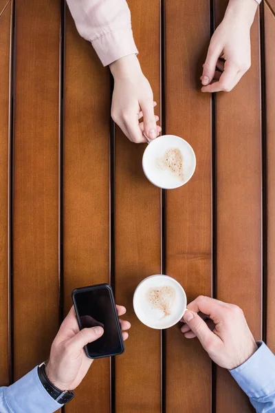 Imagem Cortada Homem Mulher Sentados Com Xícaras Café Homem Usando — Fotografia de Stock