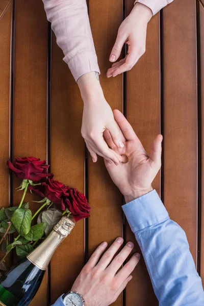 Cropped Image Boyfriend Proposing Girlfriend Giving Wedding Ring — Free Stock Photo