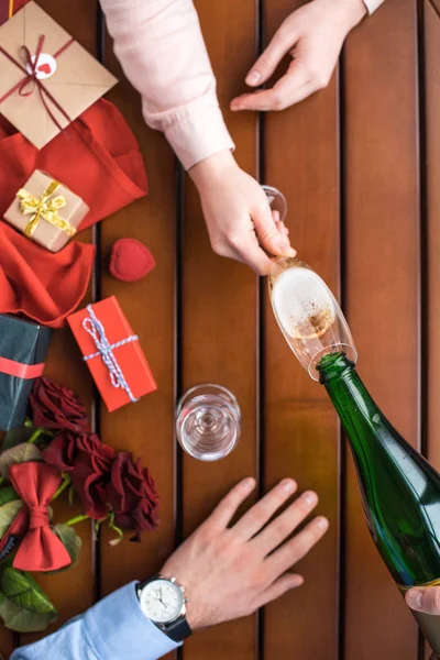Abgeschnittenes Bild Eines Mannes Der Champagner Freundin Glas Gießt — kostenloses Stockfoto