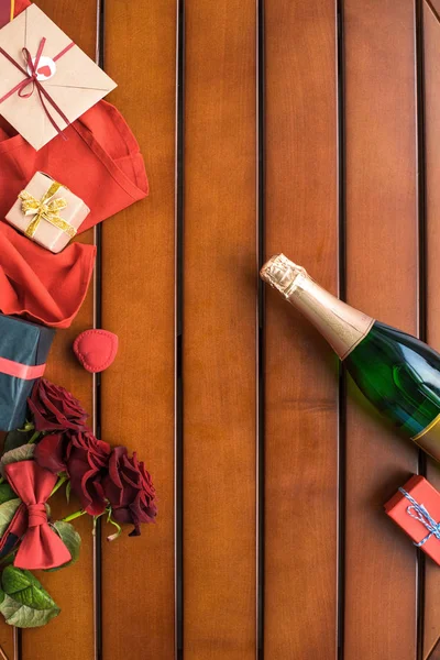 Vista Superior Botella Champán Con Regalos Mesa Madera — Foto de Stock