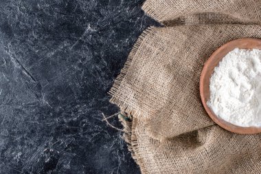 çul o mermer yüzeyindeki kase un Üstten Görünüm