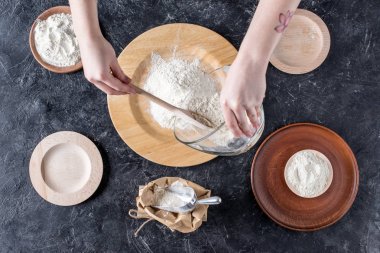 ekmek pişirme sırasında malzemeyi karıştırma kadının kırpılmış atış