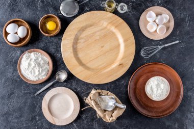 düz lay ahşap plakalar ve ekmek malzemeler karanlık yüzeyi ile