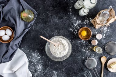Düzenlenmiş mutfak eşyaları ve maddeler için karanlık Mermer yüzey üzerinde pişirme ekmek en iyi görünümü