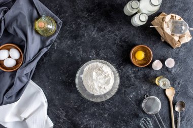 Düzenlenmiş mutfak eşyaları ve maddeler için karanlık Mermer yüzey üzerinde pişirme ekmek en iyi görünümü