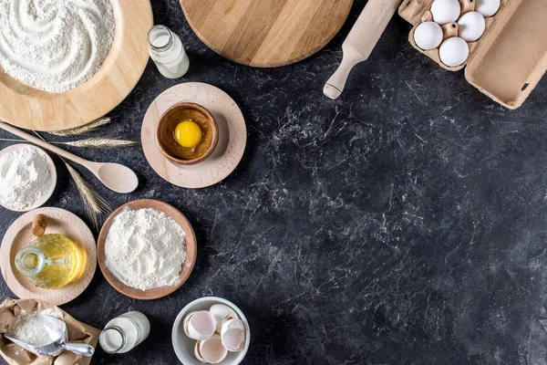 Flay Mit Arrangierten Brotbackzutaten Und Geschirr Auf Marmor Tischplatte — Stockfoto