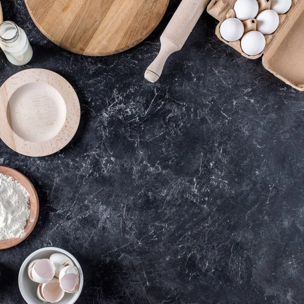 Flay Lay Con Ingredientes Panadería Arreglados Utensilios Cocina Mesa Mármol — Foto de Stock