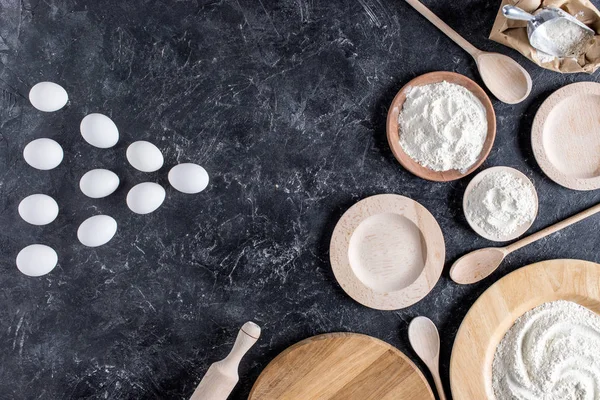 Top View Raw Eggs Flour Wooden Plates Spoons Rolling Pin — Free Stock Photo
