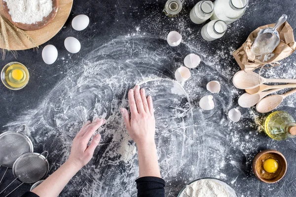 Schnappschuss Von Frau Beim Backen Von Selbstgebackenem Brot — Stockfoto