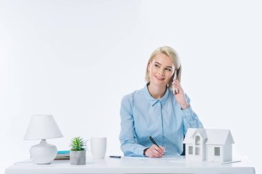 gülümseyen smartphone işyeri ev modeli ile konuşurken emlakçı portresi
