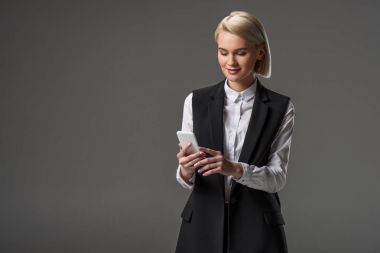 gri izole smartphone kullanarak çekici kadın portresi