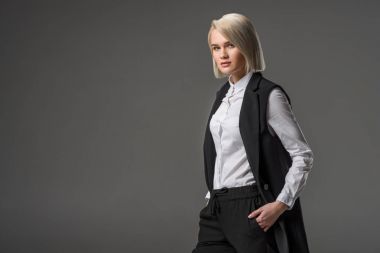 beyaz gömlek gri izole poz içinde şık genç kadın yan görünüm