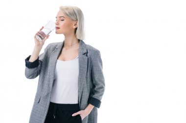 çekici şık iş kadını içme suyu, beyaz izole