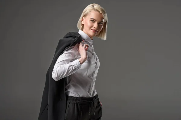 Boční Pohled Elegantní Mladá Žena Bílou Košili Pózování Izolované Grey — Stock fotografie