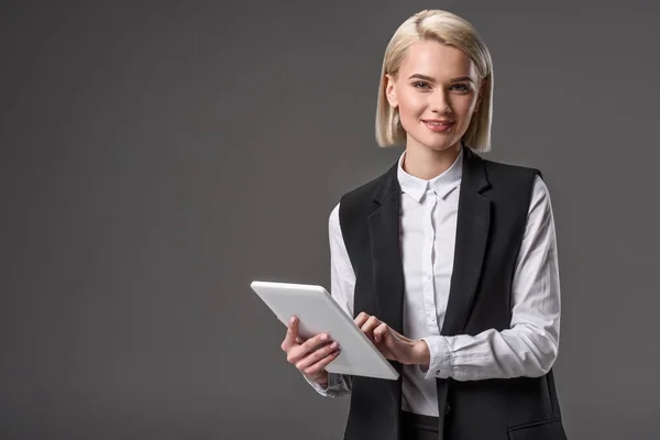 Portrait Jeune Femme Utilisant Une Tablette Isolée Sur Gris — Photo