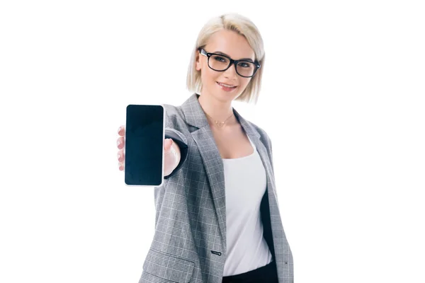 Affärskvinna Presentera Smartphone Med Blank Skärm Isolerad Vit — Stockfoto