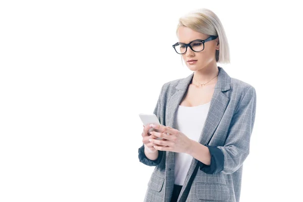 Aantrekkelijke Zakenvrouw Formele Slijtage Met Behulp Van Smartphone Geïsoleerd Wit — Stockfoto