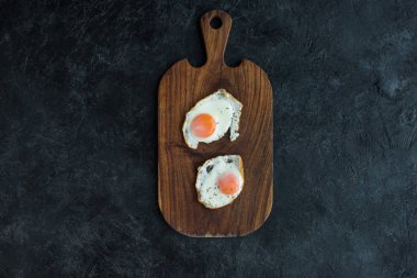 sahanda yumurta üstten görünüm ahşap kesme tahtası koyu yüzeyi Tarih