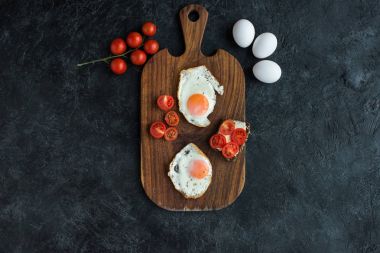 sahanda yumurta ve domates üstten görünüm ahşap kesme tahtası koyu yüzeyi Tarih