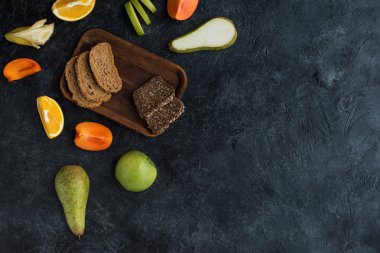 düz lay ile karanlık masa üzerinde sağlıklı kahvaltı için malzemeler