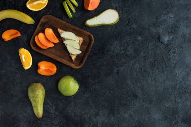 düz lay ile karanlık masa üzerinde sağlıklı kahvaltı için malzemeler