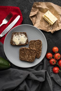 Kahvaltı için tereyağlı ekmek dilimleri üstten görünüm plaka üzerinde