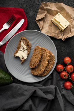 Kahvaltı için tereyağlı ekmek dilimleri üstten görünüm plaka üzerinde