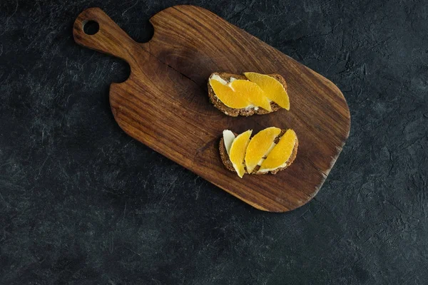 Draufsicht Auf Snacks Mit Orangenstücken Zum Frühstück Auf Schneidebrett Auf — Stockfoto